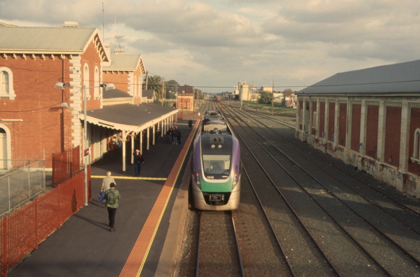 132236: Echuca 4:15pm Passenger to Southern Cross (1110), 1210