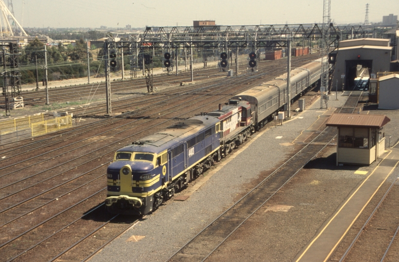 132402: Latrobe Street Bridge ACT-ARHS 'Phantom of the Opera' Special arriving 4403 4816