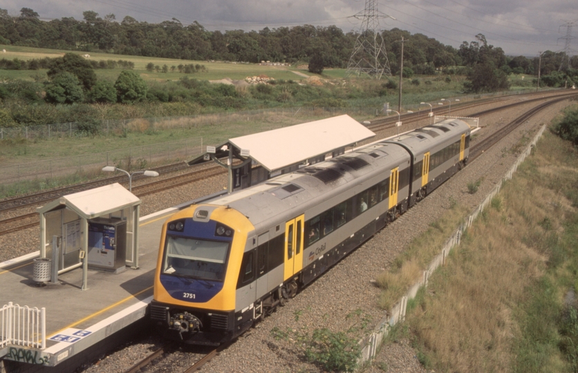 132526: Warabrook 9:25am Suburban from Telarah HMT 2751 HM 2701