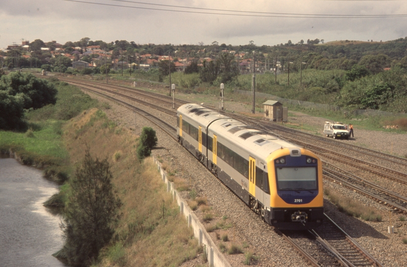 132527: Warabrook 9:25am Suburban from Telarah HM 2701 HMT 2751