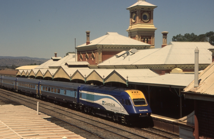 132602: Albury Day XPT to Sydney XP 2018 leading