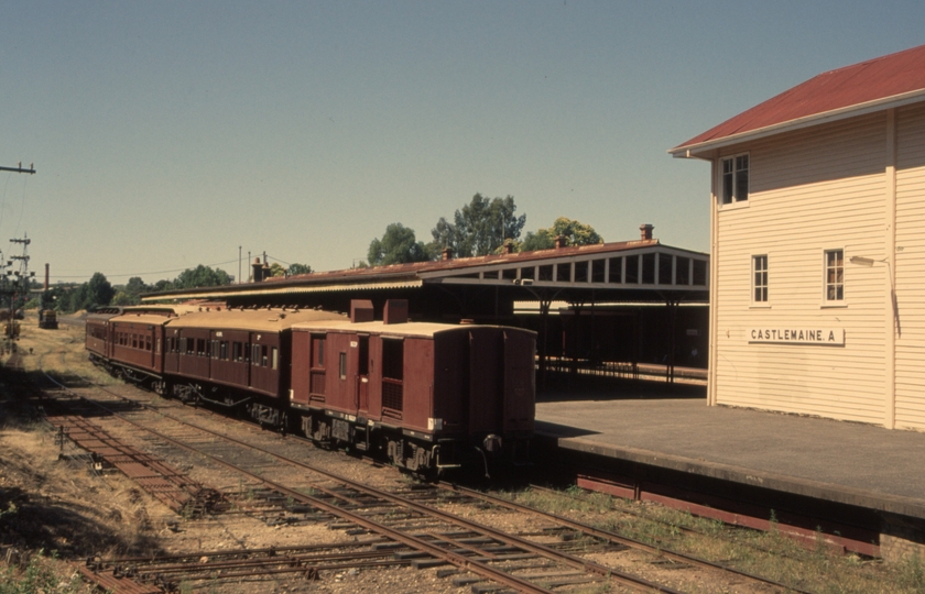 132638: Castlemaine VGR Passenger Consist Y 133 in distance