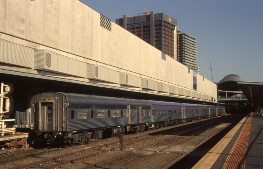 132644: Southern Cross Platform 2 AM8 'Overland' (NR 31),