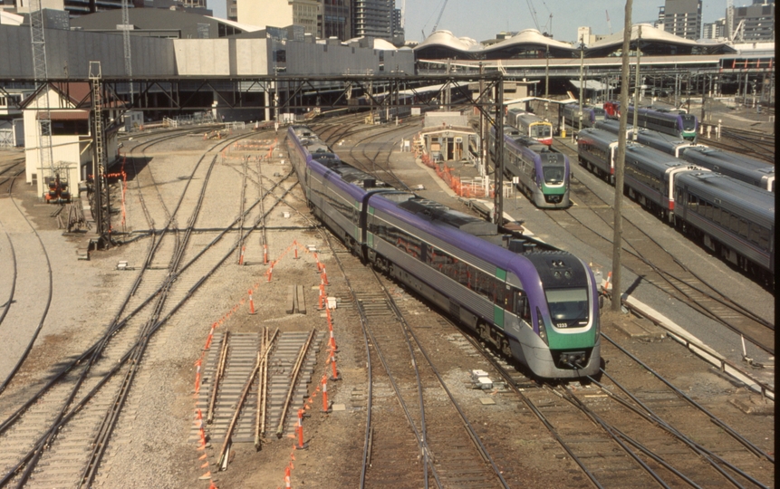 132671: Latrobe Street Bridge 2:15pm Passenger to Eaglehawk V'Locity 1233 leading