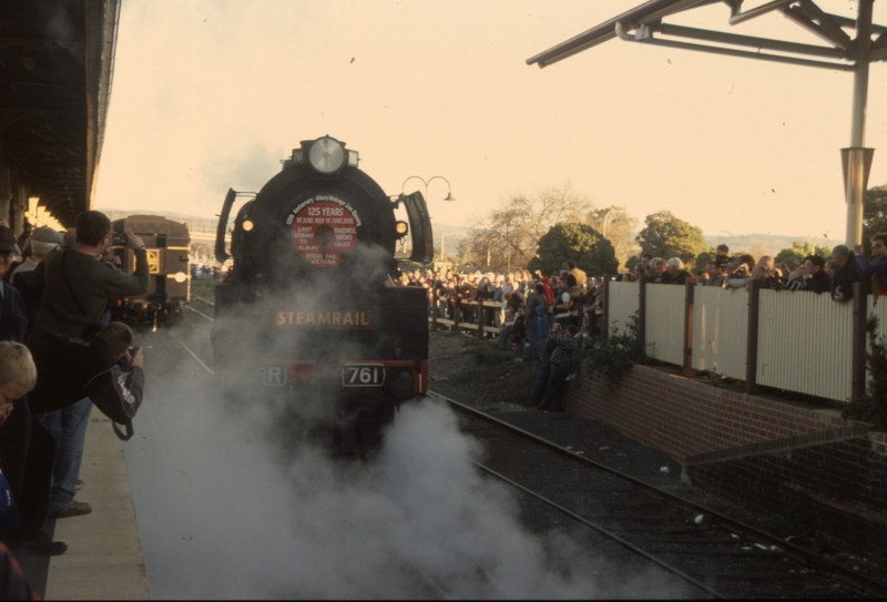 132721: Albury R 761 running round Steamrail Special Last Steam on BG