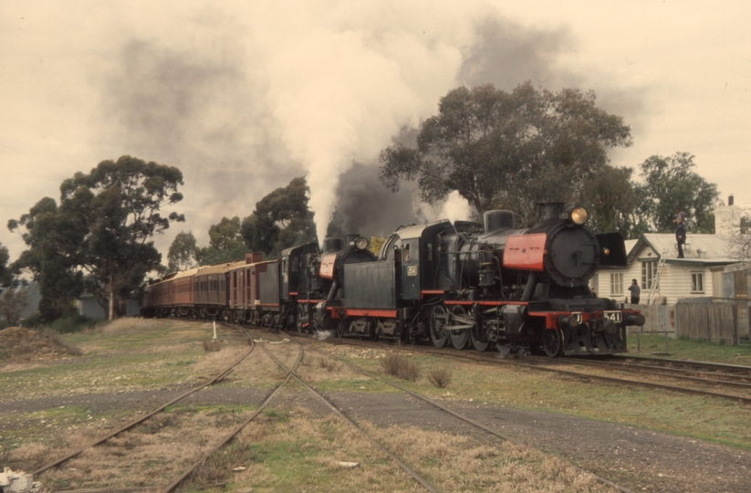 132745: Maldon 11:00am Passenger from Castlemaine J541 J 515