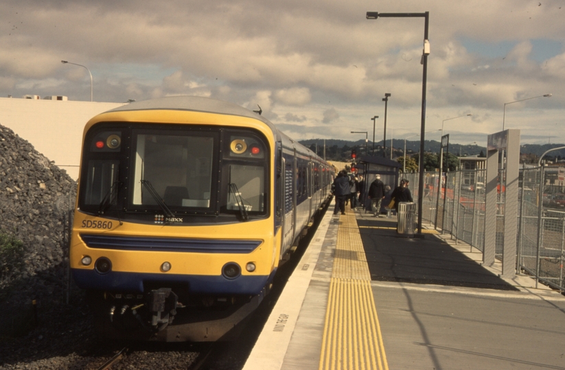 132777: New Lynn Suburban from Auckland SD 5860 trailing