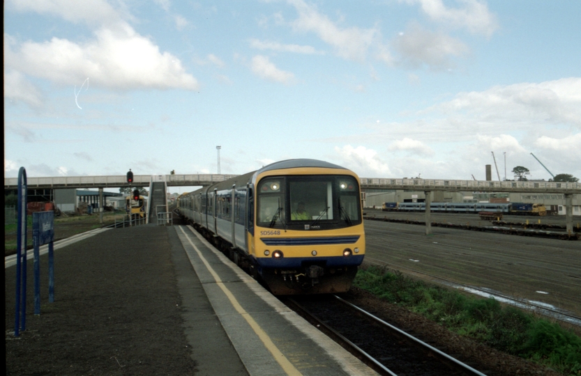 132799: Westfield Up Empty Cars SD 5648 leading