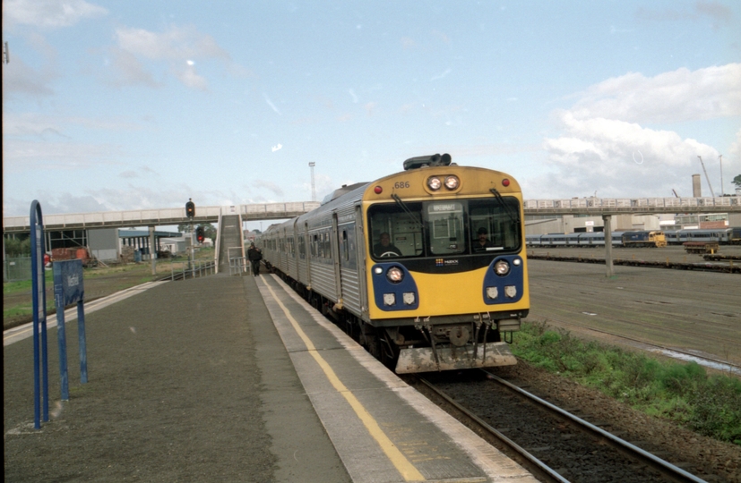 132800: Westfield Up Suburban via Orakei ADK 686 leading