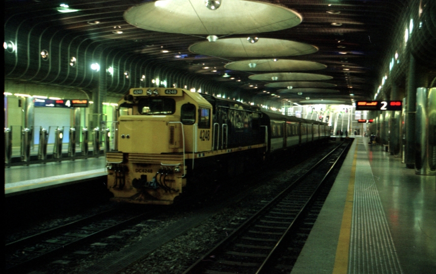 132802: Britomart Platform 3 Suburban Train DC 4248