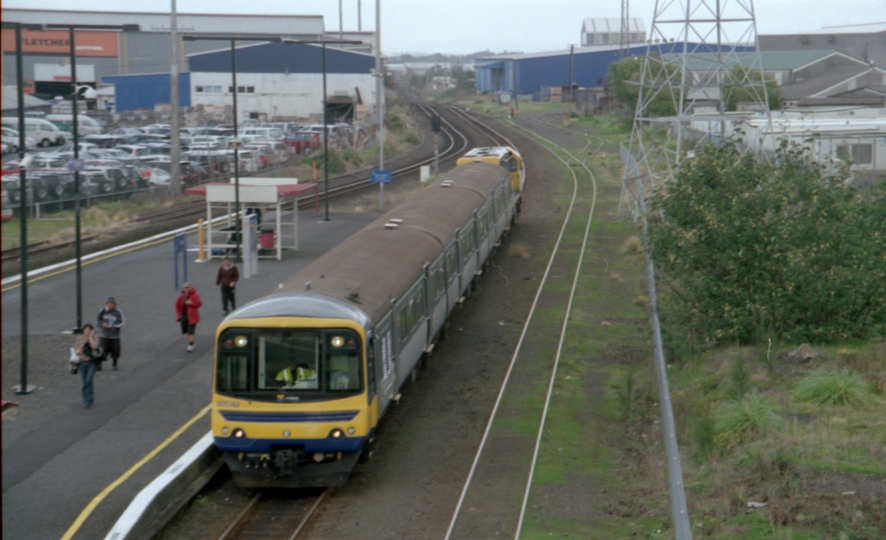 132807: Penrose Up Suburban SD 5762 leading and DC 4536vtrailing