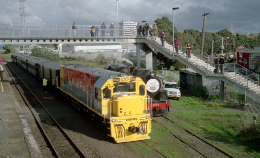 132816: Penrose Parliamentary Special to Britomart DXB 5143 In background Ja 1275