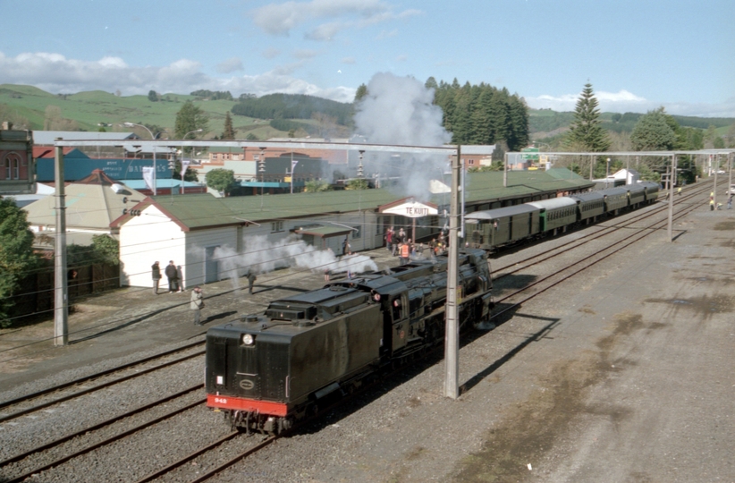 132837: Te Kuiti Ka 942 proceeding to refuelling