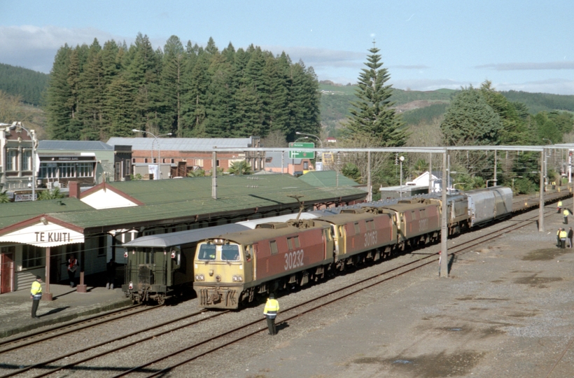 132840: Te Kuiti Governor's Special to Paekakariki and Northbound Freight EF 30232 EF 30163 EF 30203 DFT 7335