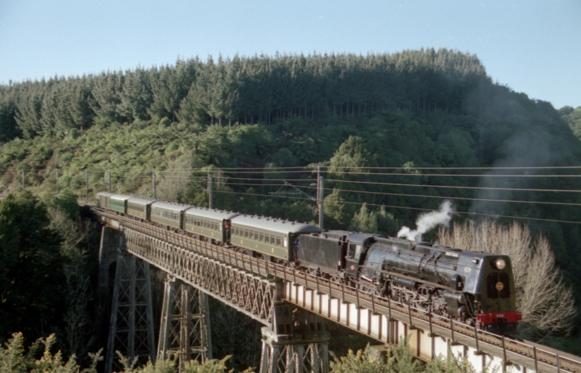 132847: Waiteti Viaduct Governor's Special to Paekakariki Ka 943