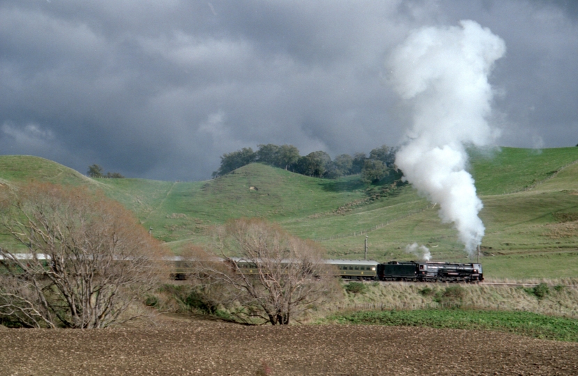 132871: km 274.3 North Island Main Trunk Governor's Special to Paekakariki Ka 942