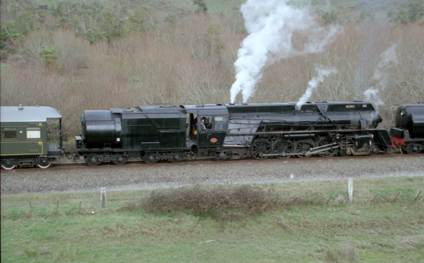 132900: km 101.3 North Island Main Trunk Governor's Special to Paekakariki (Ja 1271), J 1211