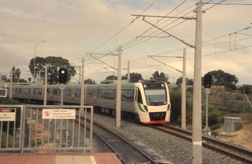 132992: Rockingham Suburban to Perth 3-car 'B' Set 467 leading