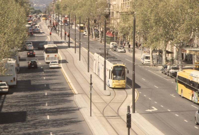 133093: City West 102 Arriving viewed from Morphett Street Bridge