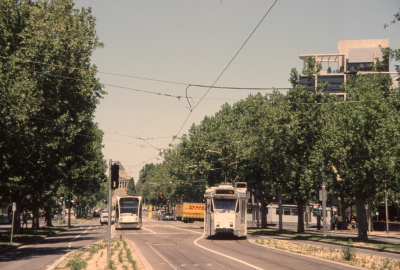 133265: St Kilda Road at Southbank Boulevard Down D2 5019 and to Melbourne University Z3 204