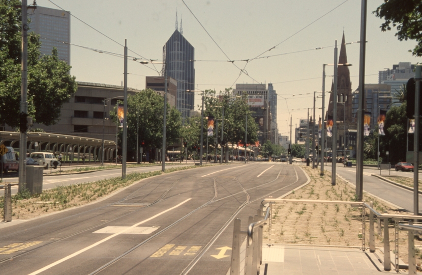 133267: St Kilda Road at Arts Centre Stop looking North