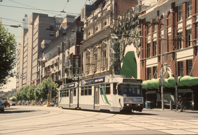 133275: Swanston Street at Latrobe Street Down B2 2121