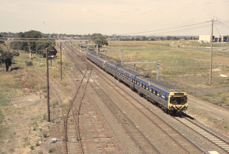 133295: Somerton Road Bridge Suburban to Craigieburn 6-car Connex (ex MTrain), Comeng 472 M leading