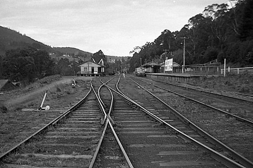 133511: Warburton Interlaced turnouts at Lilydale end Walker DRC at platform