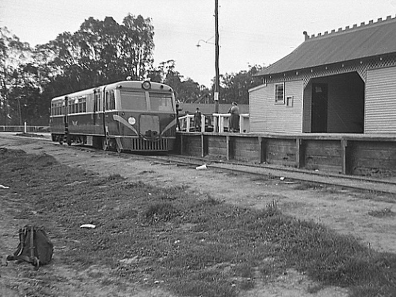 133524: Koondrook 102 HP DRC at platform