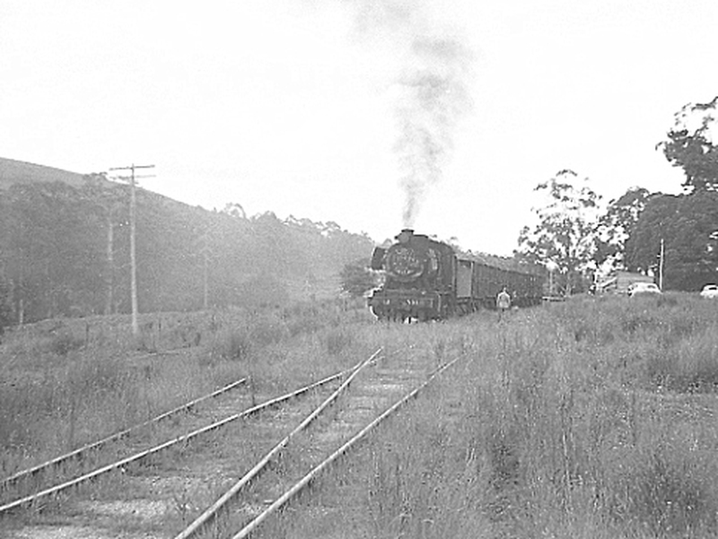 133560: Narracan Down Goods J 531 (last revenue train), 1st Div in No2 Road after dividing on up side