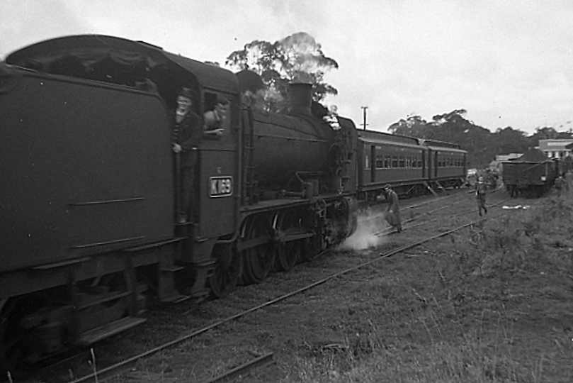 133653: Timboon K 169 backing along No 2 Road