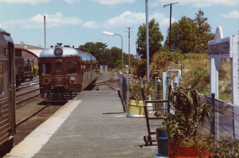 133776: Nowra Bomaderry Down 2-car Diesel Train arriving from down end having run round train at platform 630 nearest -001