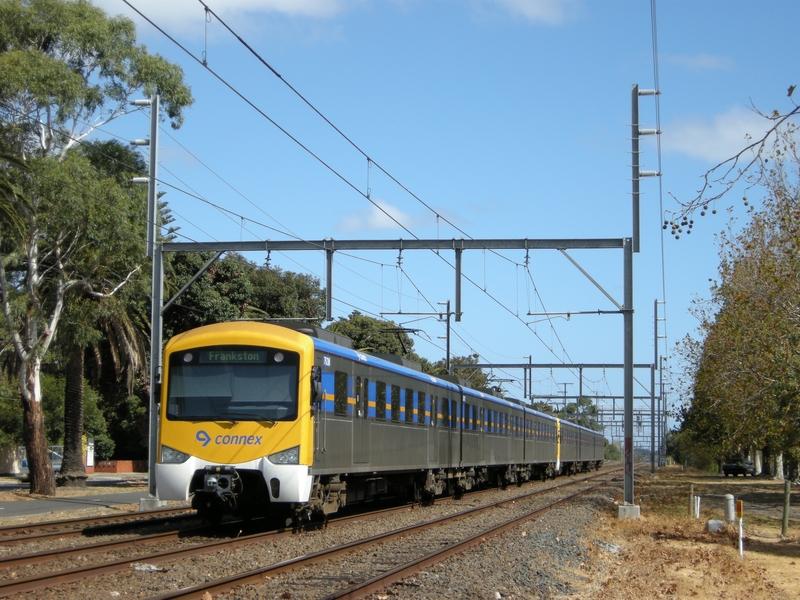 135021: MacGowan Avenue Pedestrian Crossing Down Suburban 6-car Siemens 762 M trailing