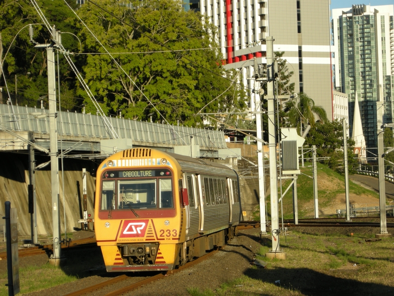 135093: Roma Street Down Suburban Set 233 trailing