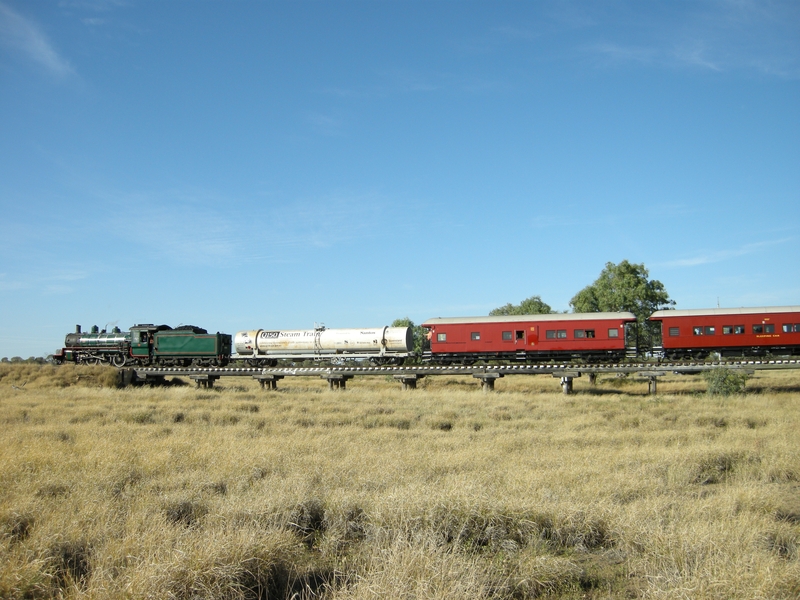 135136: Bridge km 678 Central Line Down Queensland 150th Anniversary Special BB18 1079