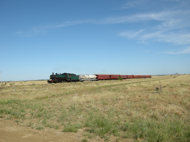 135151: Level Crossing km 625 Central Line Down Queensland 150th Anniversary Special BB18 1079