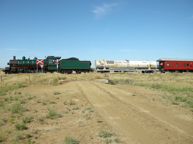 135152: Level crossing km 625 Central Line Down Queensland 150th Anniversary Special BB18 1079