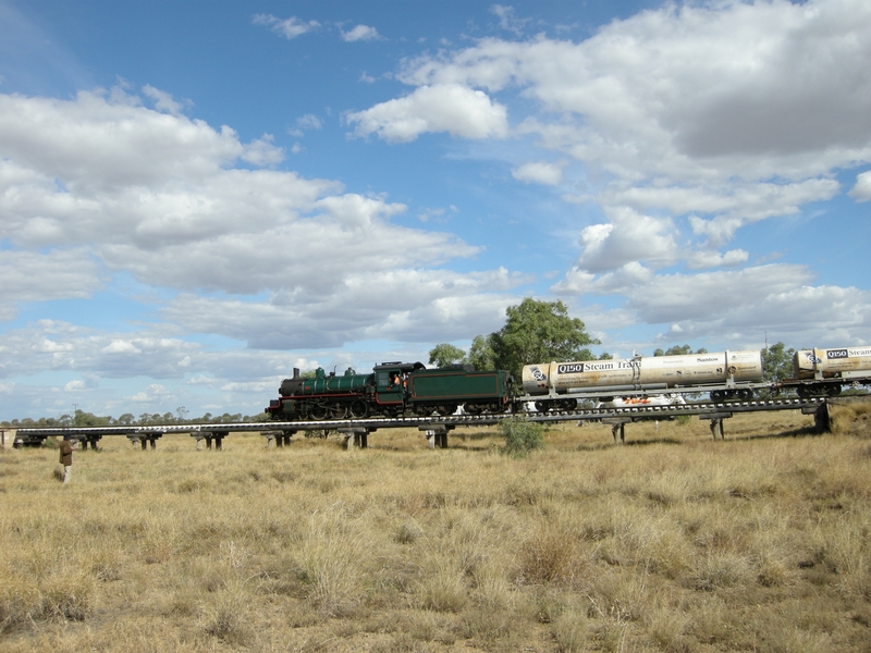 135237: Bridge km 678 Central Line Down Queensland 150th Anniversary Special BB18 1079 (1620),