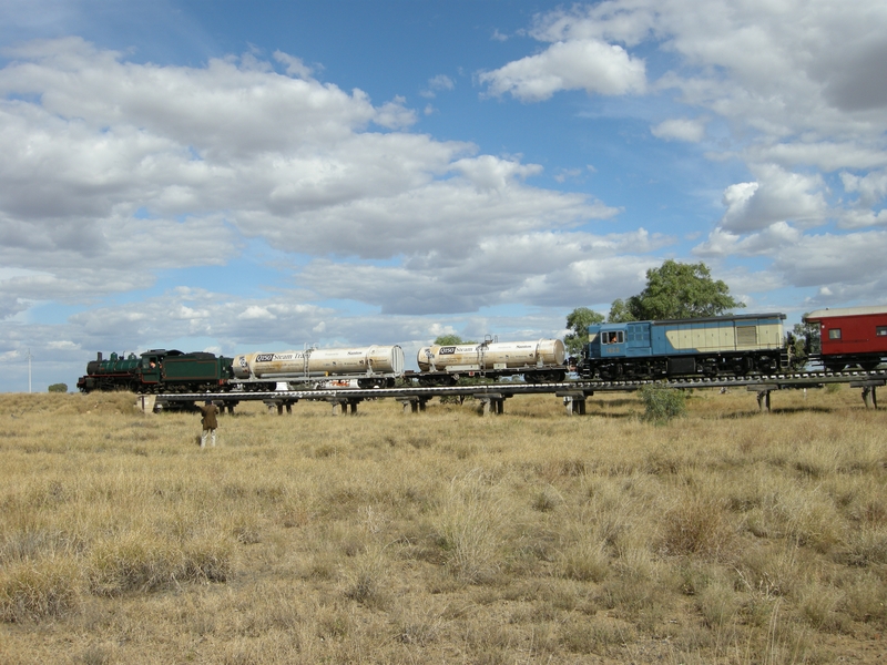 135238: Bridge km 678 Central Line Down Queensland 150th Anniversary Special BB18 1079 1620