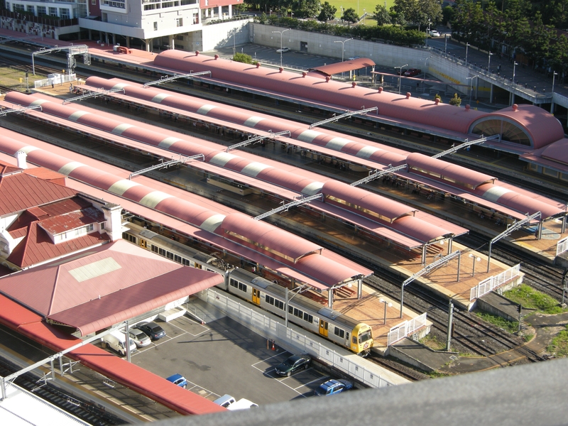 135244: Roma Street Suburban Train at Platform 4 Set 211 nearest viewed from Holiday Inn