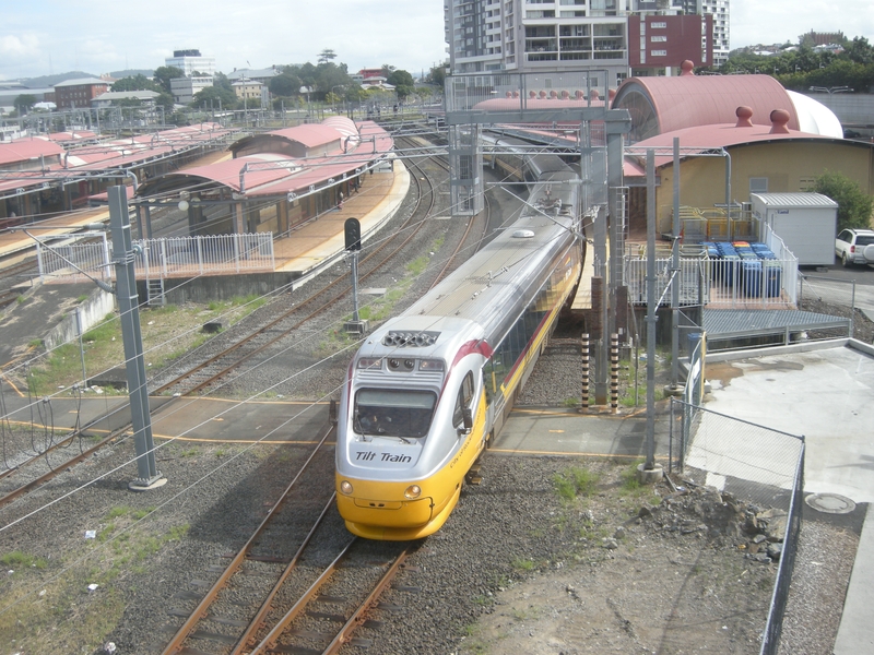 135269: Roma Street Down Electric Tilt Train 'City of Rockhampton leading'