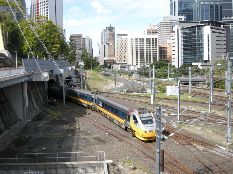 135270: Roma Street Down Electric Tilt Train 'City of Rackhampton Trailing'