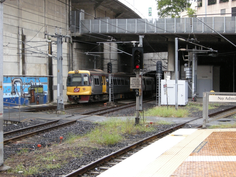 135276: Brisbane Central Down Suburban Set 18 trailing