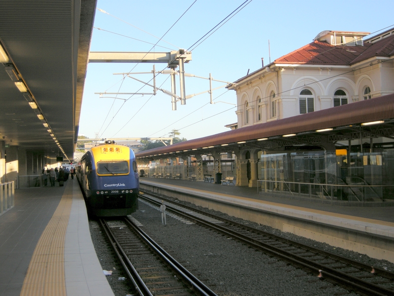 135281: Roma Street Day XPT to Sydney XP 2006 trailing