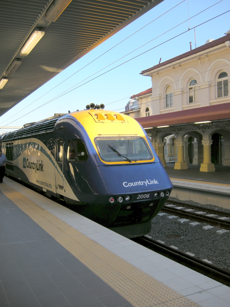 135282: Roma Street Day XPT to Sydney XP 2006 trailing