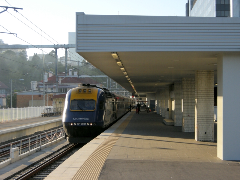 135285: Roma Street Platform 3 Day XPT to Sydney XP 2011 leading