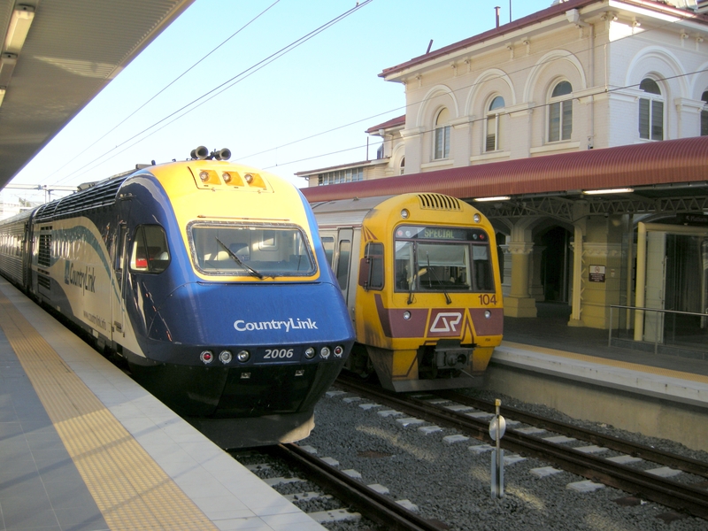 135286: Roma Street Platforms 3 and 4 Day XPT to Sydney XP 2006 trailing and Inter city Express Set 104