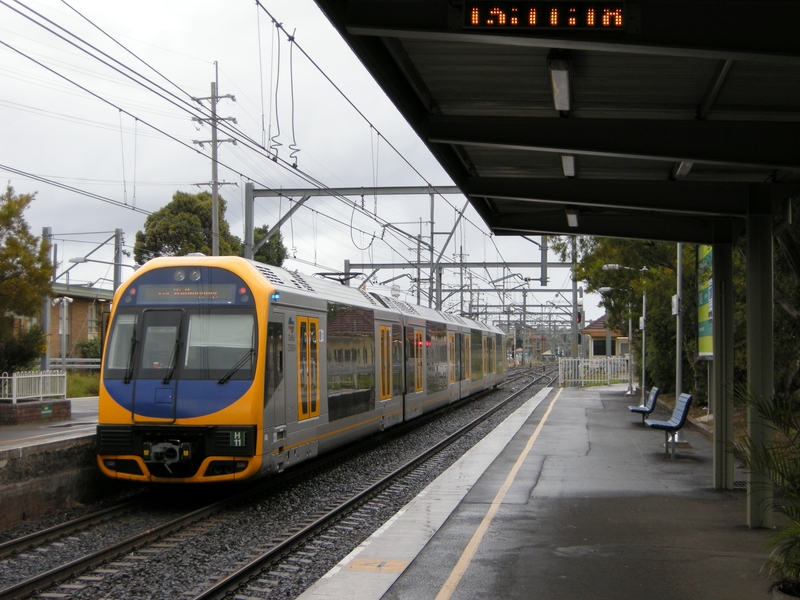 135344: Sutherland Down Suburban 4-car Oscar OD 6924 trailing