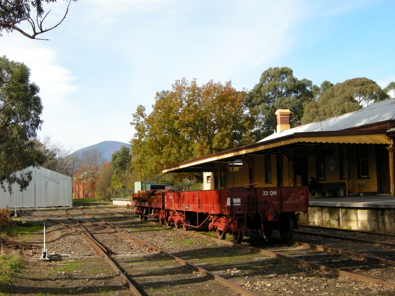 135350: Healesville looking towards end of track 33 QN nearest