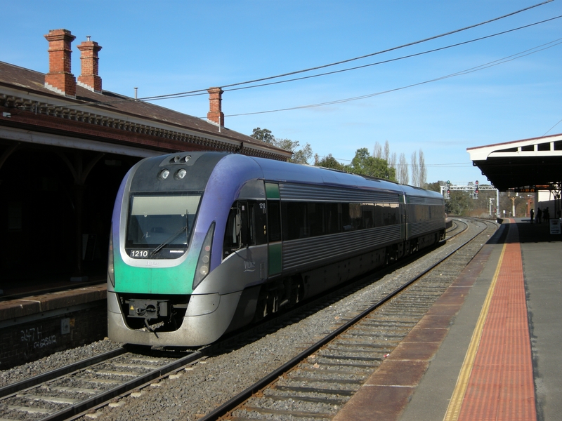 135427: Castlemaine 8030 Up Passenger VL10 2-car